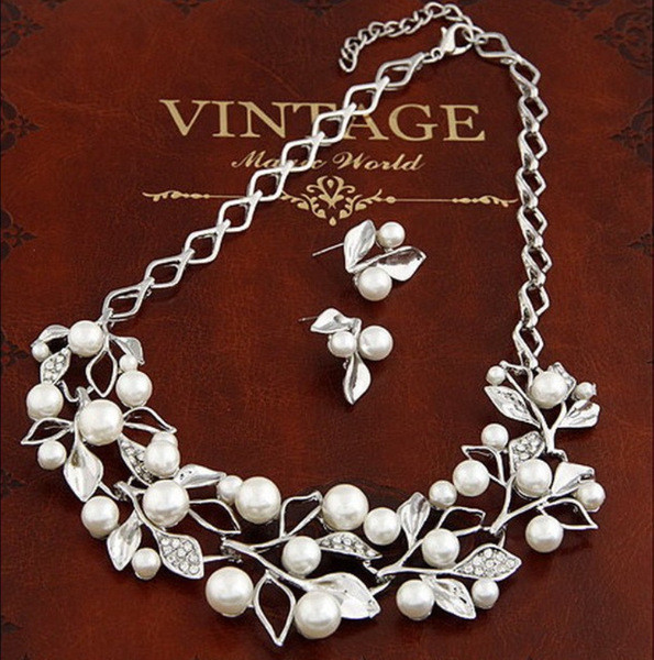 Μοντέρνο γυανικείο σετ που περιλαμβάνει περιδέραιο και σκουλαρίκια σε δύο χρώματα