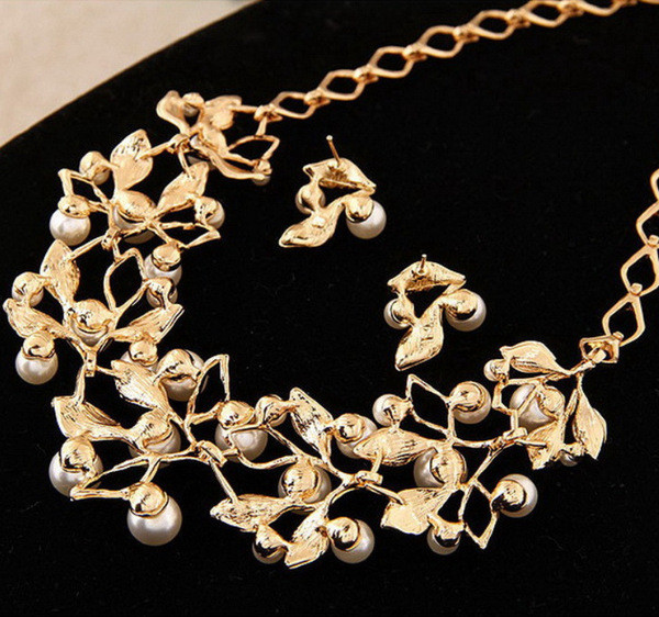 Μοντέρνο γυανικείο σετ που περιλαμβάνει περιδέραιο και σκουλαρίκια σε δύο χρώματα