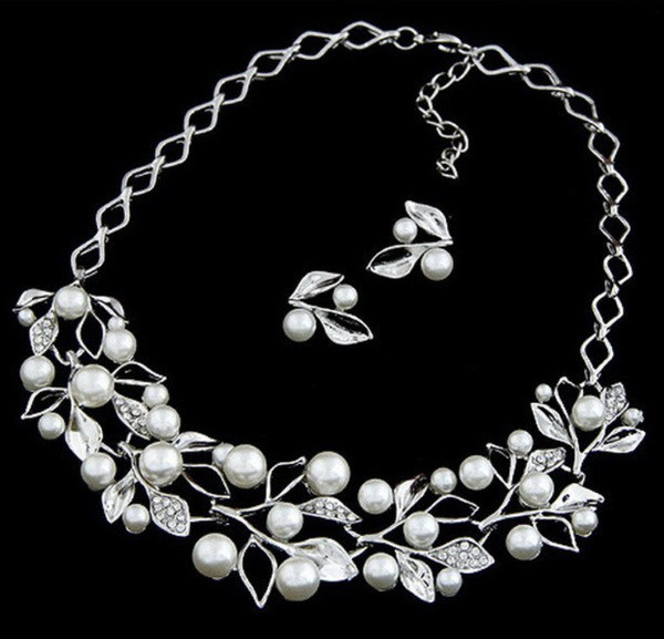 Μοντέρνο γυανικείο σετ που περιλαμβάνει περιδέραιο και σκουλαρίκια σε δύο χρώματα