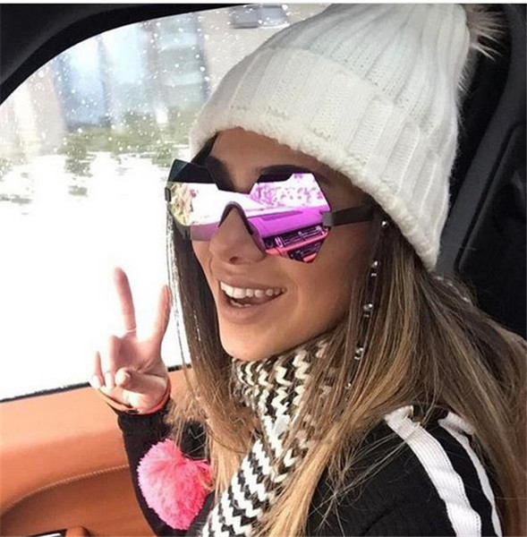 Nem szabványos formájú női szemüveg több színben