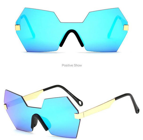 Nem szabványos formájú női szemüveg több színben