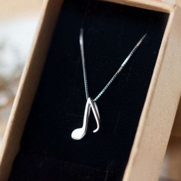 Napi női nyaklánc, ezüst színű jegyzetekkel