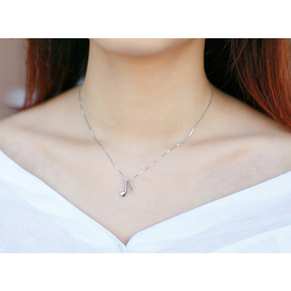 Napi női nyaklánc, ezüst színű jegyzetekkel