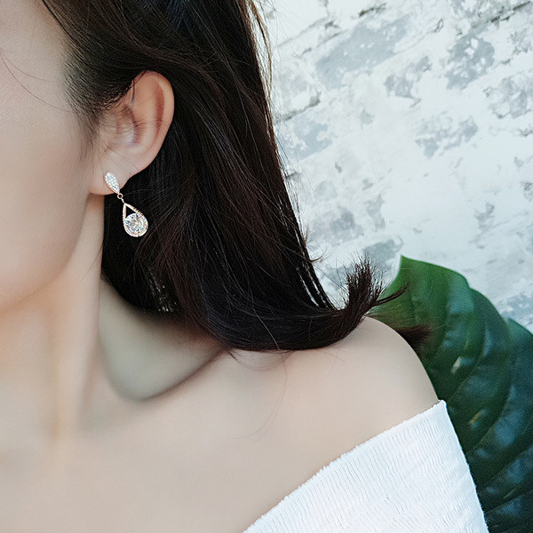 Stílusos női fülbevaló arany színű kövekkel