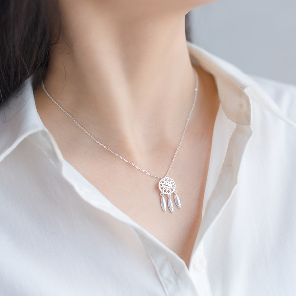 Modern női nyaklánc medállal