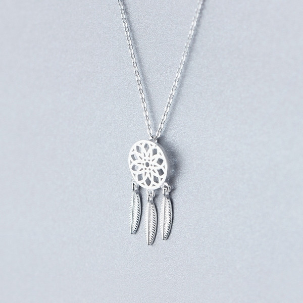 Modern női nyaklánc medállal