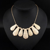 Stílusos női nyaklánc arany színben