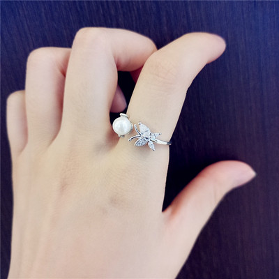 Elegáns, gyöngyökkel és kövekkel díszített női gyűrű két színben