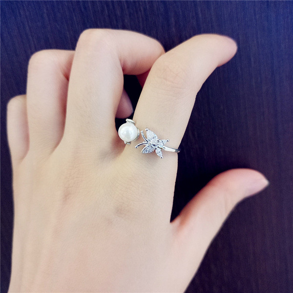 Elegáns, gyöngyökkel és kövekkel díszített női gyűrű két színben