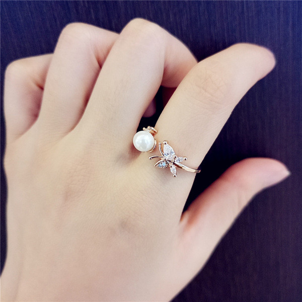 Elegáns, gyöngyökkel és kövekkel díszített női gyűrű két színben