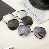 Κομψά γυαλιά ηλίου σε διάφορα χρώματα κατάλληλα για άνδρες και γυναίκες