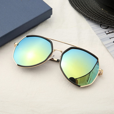 Κομψά γυαλιά ηλίου σε διάφορα χρώματα κατάλληλα για άνδρες και γυναίκες