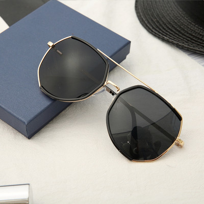 Κομψά γυαλιά ηλίου σε διάφορα χρώματα κατάλληλα για άνδρες και γυναίκες