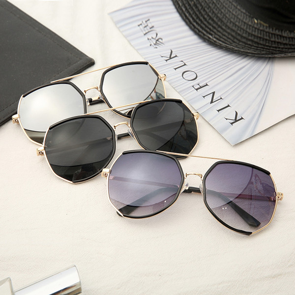 Κομψά γυαλιά ηλίου σε διάφορα χρώματα κατάλληλα για άνδρες και γυναίκες