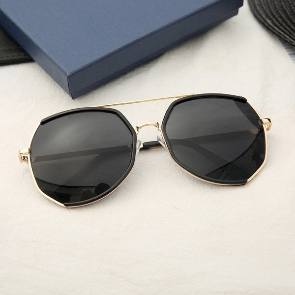 Κομψά γυαλιά ηλίου σε διάφορα χρώματα κατάλληλα για άνδρες και γυναίκες