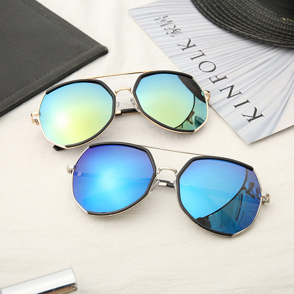 Κομψά γυαλιά ηλίου σε διάφορα χρώματα κατάλληλα για άνδρες και γυναίκες