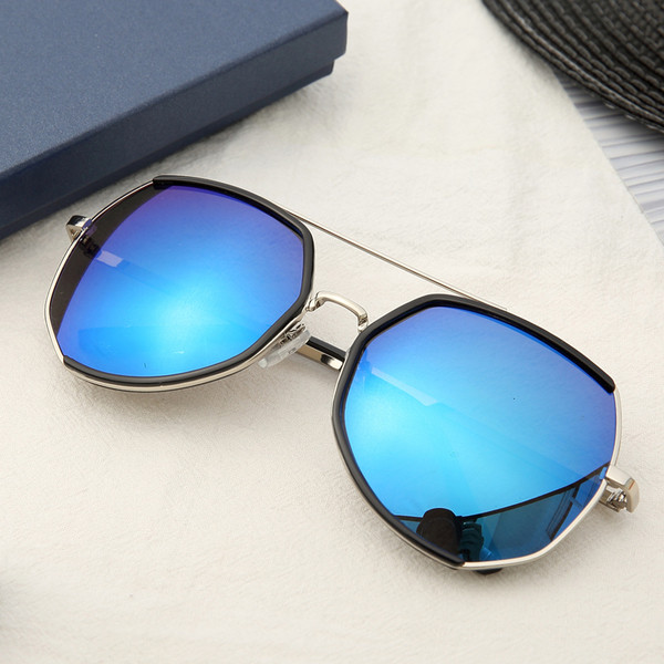 Κομψά γυαλιά ηλίου σε διάφορα χρώματα κατάλληλα για άνδρες και γυναίκες