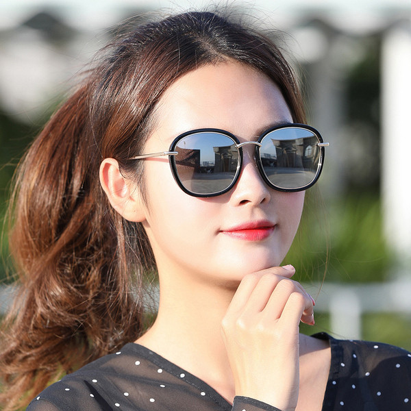 Női napszemüveg tükrös lencsékkel, kerek formával több színben