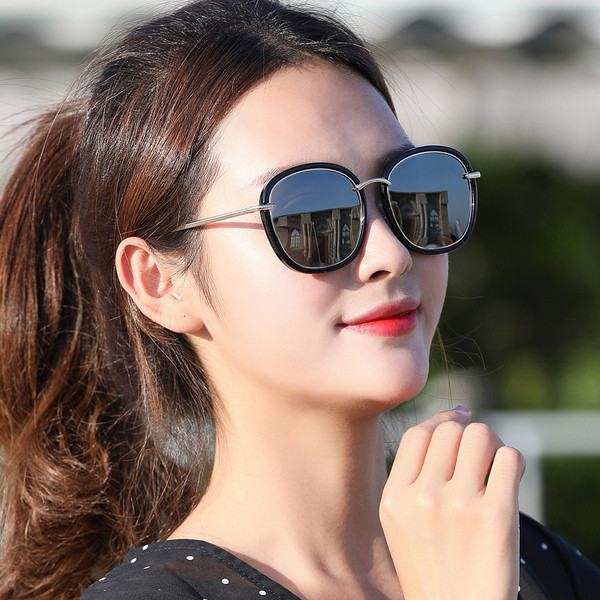 Női napszemüveg tükrös lencsékkel, kerek formával több színben