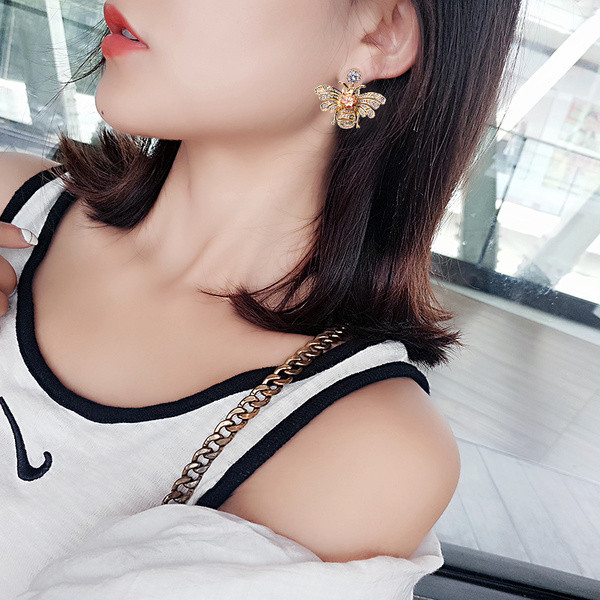 Cercei eleganti de dama cu pietre de culoare aurie