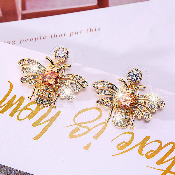 Cercei eleganti de dama cu pietre de culoare aurie