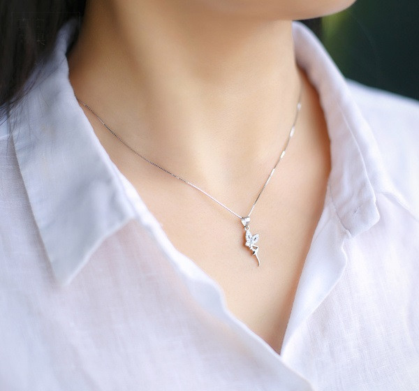 Alkalmi női nyaklánc kövekkel, ezüst színben