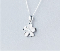 Modern női nyaklánc virágos elemmel, ezüst színben