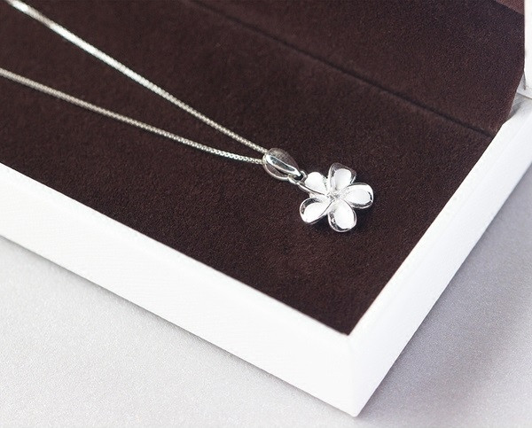 Modern női nyaklánc virágos elemmel, ezüst színben