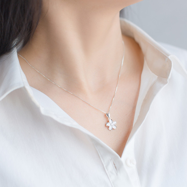 Modern női nyaklánc virágos elemmel, ezüst színben