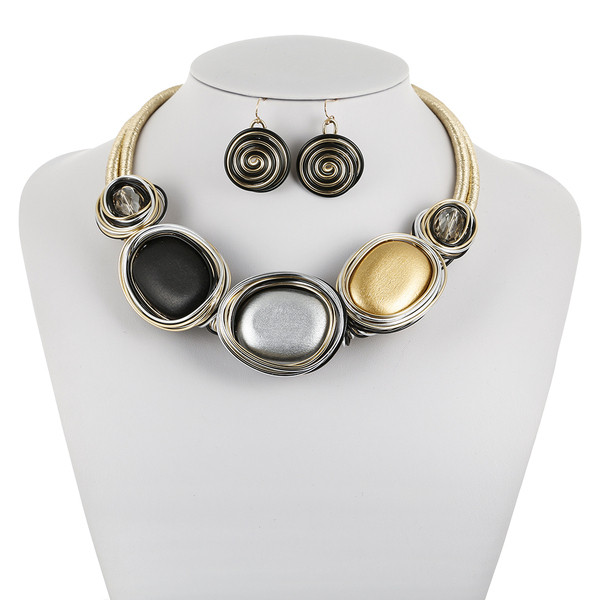 Set modern pentru femei din două părți - cercei și colier