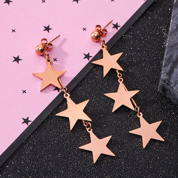 Κυρίες μακρύ σκουλαρίκια σε χρυσό χρώμα με μενταγιόν