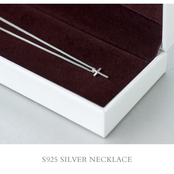 Modern női nyaklánc ezüst színben, fém elemmel