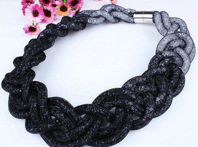 Colier elegant de dama cu efect stralucitor in mai multe culori