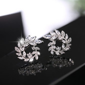 Stílusos női fülbevaló ezüst színben kövekkel