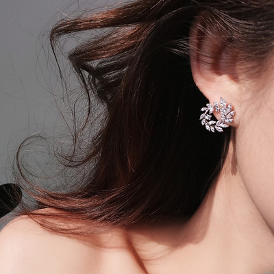 Stílusos női fülbevaló ezüst színben kövekkel