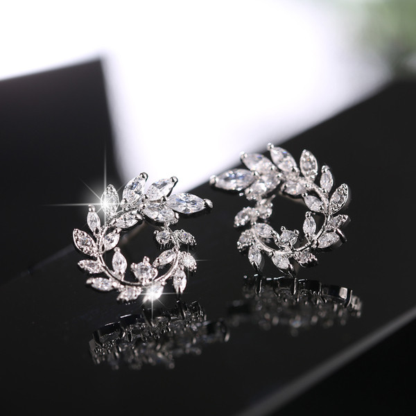 Stílusos női fülbevaló ezüst színben kövekkel