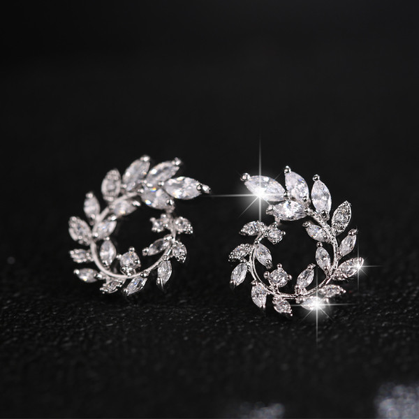 Stílusos női fülbevaló ezüst színben kövekkel