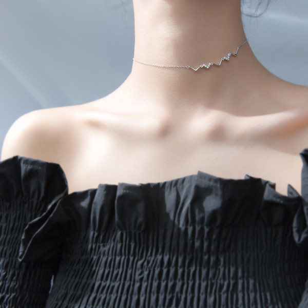 Colier modern de dama cu pietre de culoare argintie