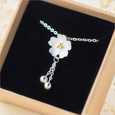 Napi női nyaklánc virágos elemekkel és medálokkal