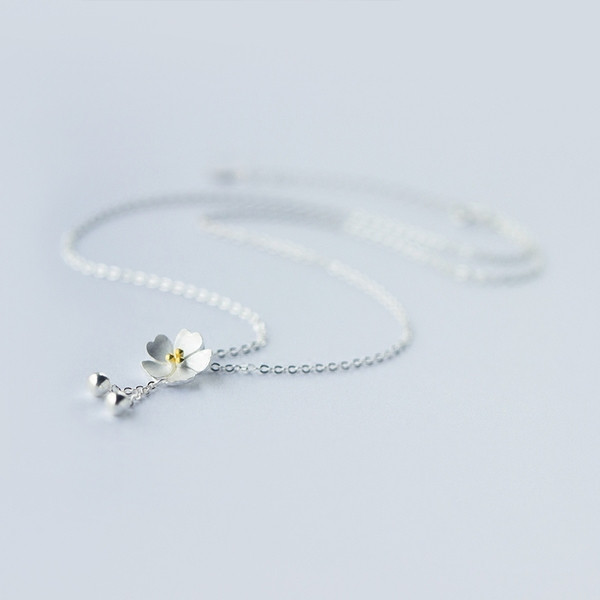 Napi női nyaklánc virágos elemekkel és medálokkal