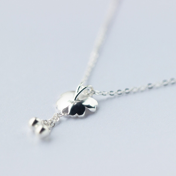 Napi női nyaklánc virágos elemekkel és medálokkal