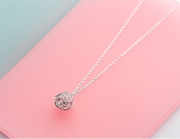 Hétköznapi ezüst nyaklánc nőknek