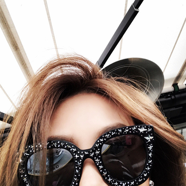 Modern napszemüveg dekorációval több színben