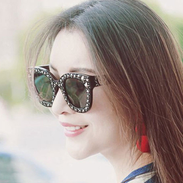 Modern napszemüveg dekorációval több színben