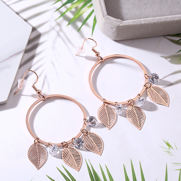 Cercei rotunzi de dama cu pandantive si pietre decorative