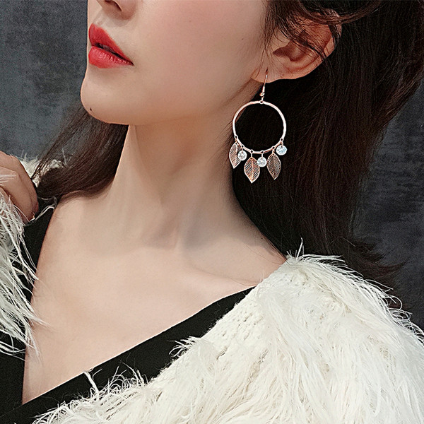 Cercei rotunzi de dama cu pandantive si pietre decorative