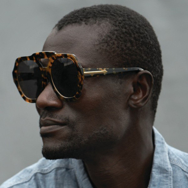 Μοντέρνα ανδρικά γυαλιά ηλίου σε διάφορα χρώματα