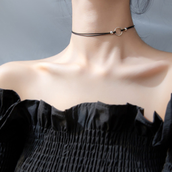 Vékony női choker fém elemekkel