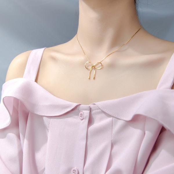 Colier de dama modern cu panglica de culoare aurie