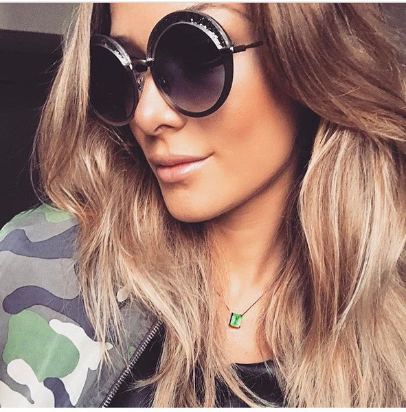 Kerek formájú, vékony keretű női napszemüveg többféle színben